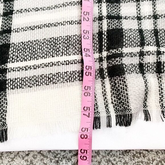 ModCloth black white‎ plaid eyelash fringe blanket scarf - Picture 5 of 6